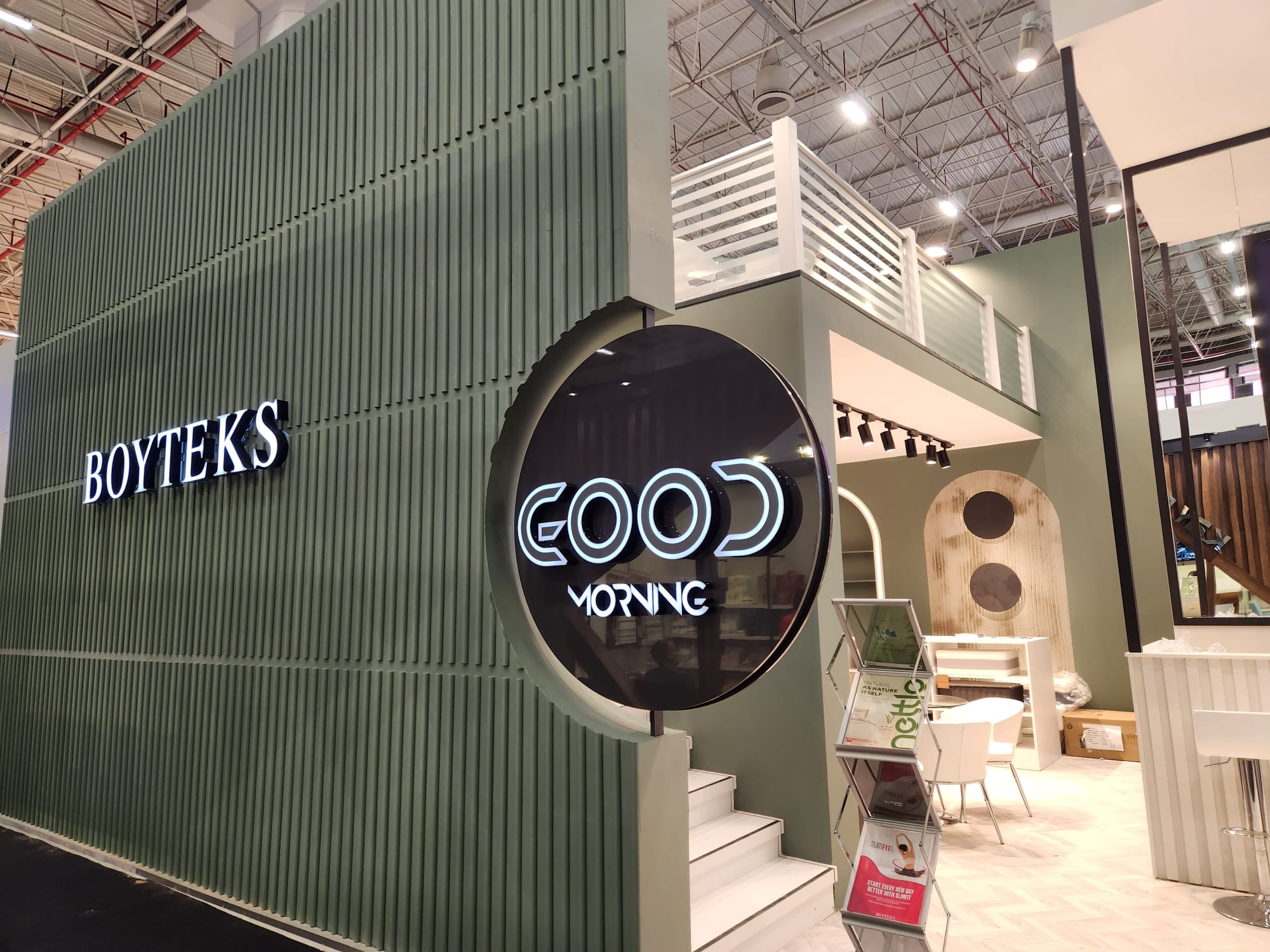 Large-format exhibition build